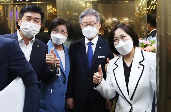 더불어민주당 대통령후보로 선출된 이재명 경기도지사가 12일 오전 경기도 수원시 경기도의회에서 열리는 제355회 임시회 제2차 본회의에 출석하며 의원들과 기념촬영을 하고 있다. 뉴스1