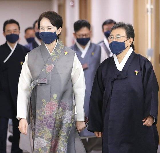 가을 한복문화주간을 맞아 한복을 차려입은 유은혜 부총리(왼쪽)와 권덕철 보건복지부 장관(오른쪽) 등 국무위원들이 12일 오전 세종시 정부세종청사에서 문재인 대통령이 주재하는 영상 국무회의에 참석하고 있다. 연합뉴스