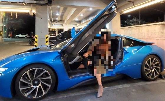 대구에서 '주식 고수'로 불리는 A씨의 SNS에 게시돼 있는 사진. A씨에게 유사수신 사기를 당했다고 주장하는 이들은 A씨가 고가의 사치품을 SNS에 게시하면서 피해자들을 현혹했다고 주장하고 있다. 사진 독자