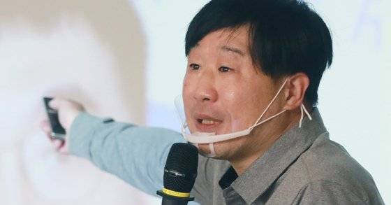 서민 단국대학교 교수가 지난해 11월 11일 서울 여의도 국회 의원회관에서 열린 국민의힘 ‘명불허전 보수다’에서 야당의 길의 주제로 강연을 하고 있다. 중앙포토