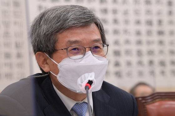 배기열 서울행정법원장이 15일 오전 서울 여의도 국회에서 열린 법제사법위원회의 서울고등법원 등에 대한 국정감사에서 윤석열 전 검찰총장의 징계 처분 판결 관련 질의에 답하고 있다. [국회사진기자단]