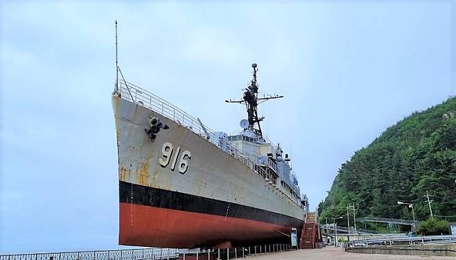 강릉통일공원에 전시된지 20년 만에 해체되는 퇴역함정 전북함. 강릉시 제공
