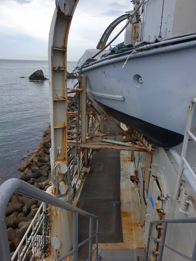 강릉 통일공원에 전시 중인 퇴역 함정인 ‘전북함’의 시설물들이 심하게 부식돼 있다. 강릉시 제공