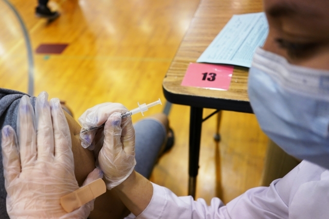 지난달 11일 영국 런던 한 중학교에서 의료진이 학생들에게 화이자 백신을 접종하고 있다. AP뉴시스