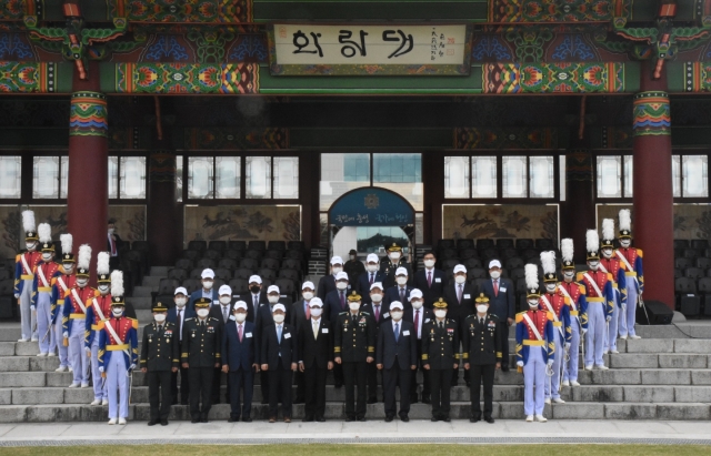교계 주요 지도자들이 15일 서울시 노원구의 육군사관학교에서 열린 화랑의식을 참관한 후 육사 관계자, 생도 대표와 함께 기념사진을 찍고 있다. 여의도순복음교회 제공