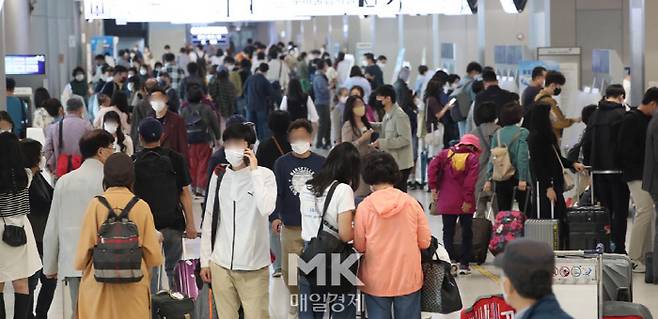 15일 김포공항 국내선 출발장이 북적이고있다. [김호영 기자]