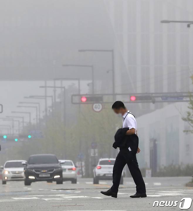 일교차가 커지면서 세종시 일대에 짙은 안개가 발생한 지난달 9일 정부세종청사에서 직장인이 출근을 하고 있다. /사진=뉴스1