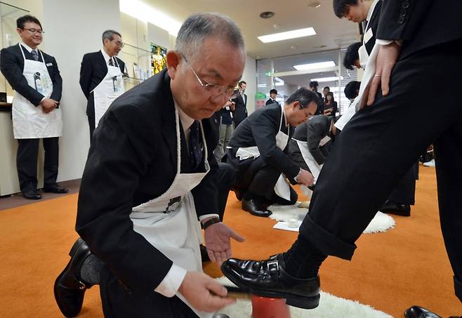 일본의 한 구두약 제조사 시니어 직원이 신입 사원에게 제품 사용법 등을 전수하고 있다. /사진=AFP