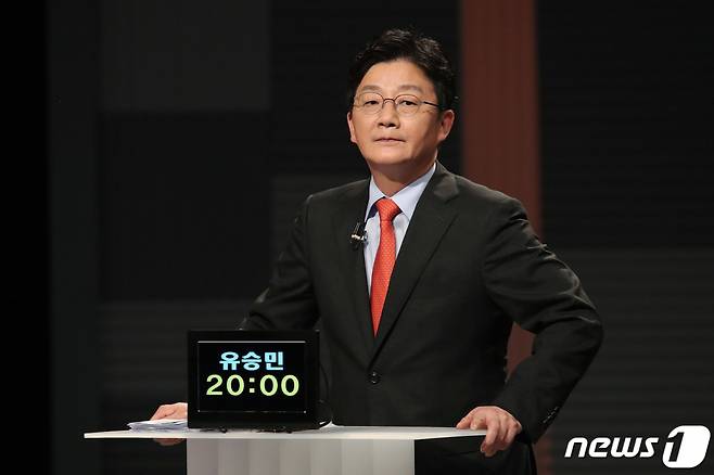 유승민 국민의힘 대선 경선 후보가 15일 오후 서울 마포구 상암 MBC에서 국민의힘 대선 경선후보 일대일 맞수토론을 준비하고 있다. /사진=뉴스1