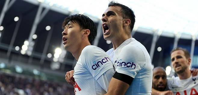 토트넘 홋스퍼 세리히오 레길론(오른쪽)과 손흥민. (사진=토트넘 홈페이지 캡처) *재판매 및 DB 금지