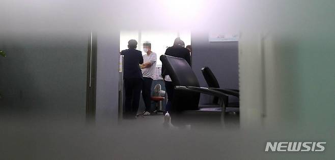 [성남=뉴시스] 김종택 기자 = 대장동 개발 로비·특혜 의혹 사건을 수사 중인 검찰이 15일 경기 성남시청을 압수수색 하고 있다. 서울중앙지검 전담수사팀은 성남시청에 검사와 수사관 등 20여명을 보내 도시주택국, 교육문화체육국, 문화도시사업단, 정보통신과 등 대장동 개발 사업 관련 부서에서 필요한 자료를 확보 중이다. (공동취재사진) 2021.10.15. photo@newsis.com