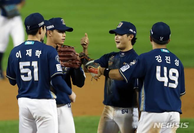 [서울=뉴시스]고승민 기자 = 15일 서울 잠실야구장에서 열린 2021 KBO 리그 NC 다이노스 대 두산 베어스 경기, 5대 0으로 두산을 꺾은 NC 선수들이 자축하고 있다. 이날 NC 선발투수 이재학은 8년만의 완봉승을 거뒀다. 2021.10.15. kkssmm99@newsis.com