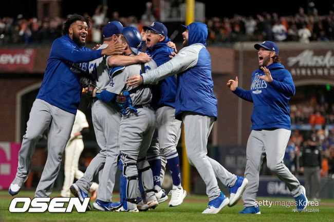 [사진] LA 다저스 선수들이 승리 후 기뻐하고 있다. ⓒGettyimages(무단전재 및 재배포 금지)