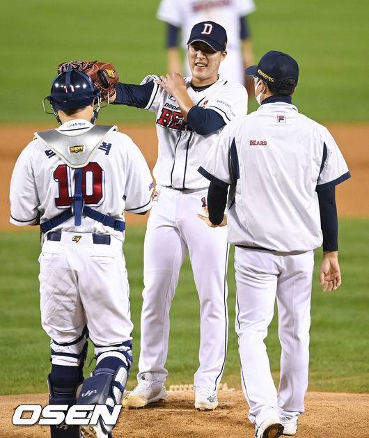 [OSEN=잠실,박준형 기자]1회초 두 타자 연속 볼넷 허용한 두산 박종기가 정재훈 코치와 마운드에서 이야기를 나누고 있다. 2021.10.15 / soul1014@osen.co.kr