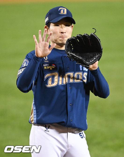 [OSEN=잠실,박준형 기자]1회말 2사 2루 두산 김재환의 타석때 폭투 던진 이재학이 김태군 포수에게 미안함을 표시하고 있다.  2021.10.15 / soul1014@osen.co.kr