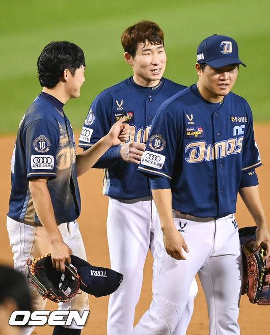 [OSEN=잠실,박준형 기자]경기종료 후 완봉승 거든 NC 이재학이 승리의 기쁨을 나누고 있다.  2021.10.15 / soul1014@osen.co.kr