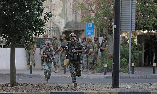 14일(현지시간) 레바논 수도 베이루트의 타유네에서 발생한 교전을 진압하기 위해 군인들이 거리에 배치되고 있다. 베이루트=신화연합뉴스