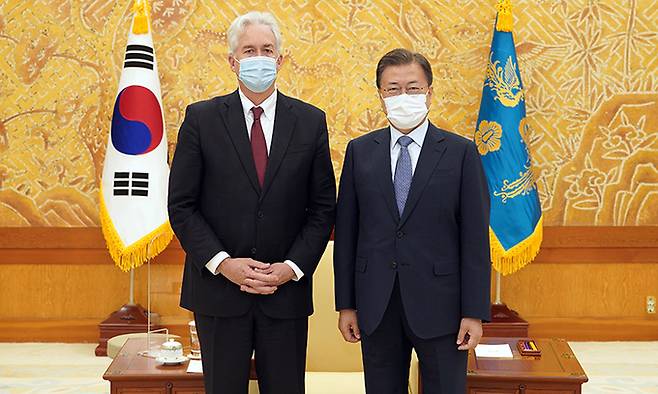 문재인 대통령이 15일 청와대 본관 접견실에서 윌리엄 번스 미 중앙정보국(CIA) 국장과 기념촬영을 하고 있다. 청와대 제공