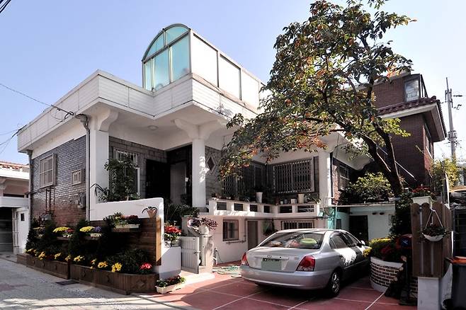 중랑구 그린파킹 사업 - 서울 중랑구의 한 주택에 담을 헐고 그 자리에 주차공간을 만들었다.중랑구 제공