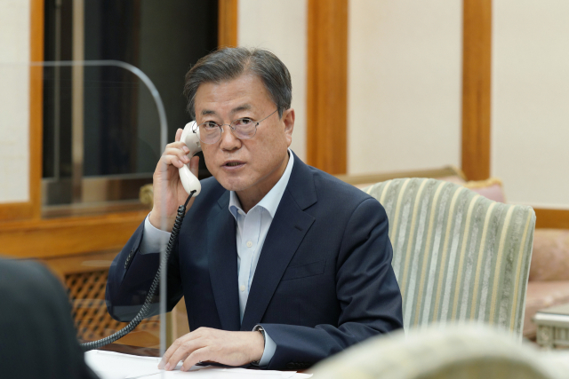 문재인 대통령이 15일 오후 청와대 관저 회의실에서 기시다 후미오 일본 총리와 통화를 하고 있다. /연합뉴스