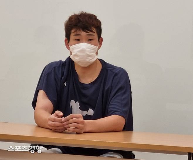 NC 이재학이 15일 잠실 두산전 완봉승 뒤 인터뷰를 하고 있다.