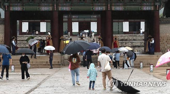 지난 10일 오후 서울시 종로구 경복궁에 나들이 인파가 휴일을 즐기고 있다. [연합뉴스 자료사진