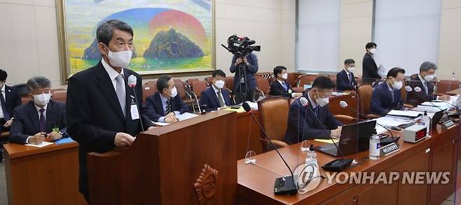 업무보고 하는 이동걸 산업은행장 (서울=연합뉴스) 안정원 기자 = 이동걸 산업은행장이 15일 서울 여의도 국회에서 열린 정무위원회 국정감사에서 업무보고를 하고 있다. 2021.10.15 [국회사진기자단] jeong@yna.co.kr