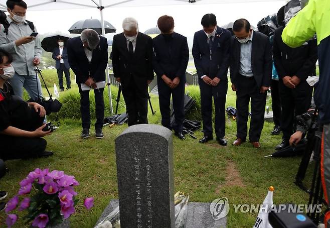 지난 6월 광주 국립5·18민주묘지에서 5·18진상규명조사위 관계자들과 유가족이 묵념하고 있다. [연합뉴스 자료사진]
