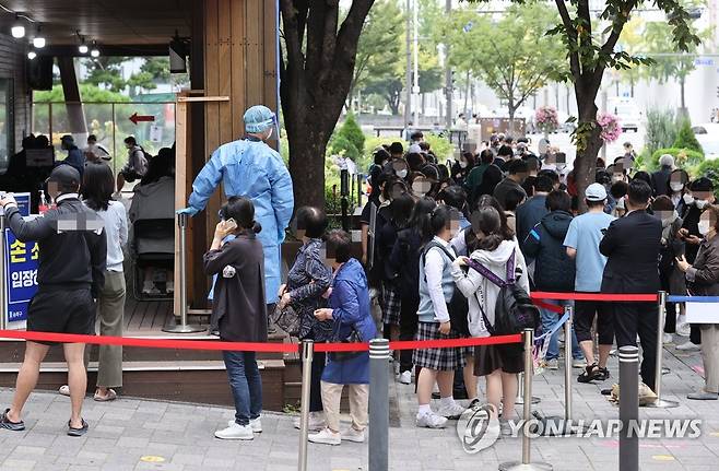 오늘도 선별진료소 앞은 (서울=연합뉴스) 서명곤 기자 = 15일 오전 서울 송파구보건소 선별진료소에서 시민들이 신종 코로나바이러스 감염증 검사를 받기 위해 대기하고 있다. 2021.10.15 seephoto@yna.co.kr