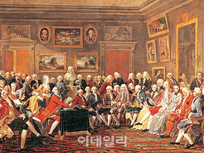 아니세 샤를 가브리엘 르모니에가 1812년 그린 ‘1755년 마담 조프린의 살롱’. 18세기 프랑스 계몽주의 후원자 마담 조프린이 자신의 거실 ‘살롱’에서 연 어느 날의 회합 장면을 그렸다. 당대 철학자와 사상가, 예술가 등 지성인을 초청한 이 ‘마담의 살롱’에서 세상을 움직이는 시대정신이 나왔고 담론문화가 꽃을 피웠다. 이날 살롱에선 볼테르의 ‘중국 고아’를 한 연극배우가 실감나게 읽어주는 이른바 ‘낭독 공연’을 펼쳤다. 캔버스에 유채, 125.9×196㎝, 프랑스 샤토 드 말메종 소장.