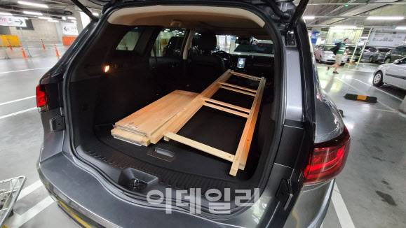 르노삼성자동차의 ‘QM6’에 구매한 가구를 실은 모습. (사진=손의연기자)