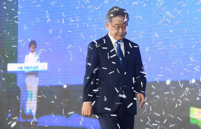 더불어민주당 제20대 대통령 후보에 선출된 이재명 경기도지사가 10일 오후 서울 송파구 올림픽공원 SK올림픽핸드볼경기장에서 열린 더불어민주당 서울 합동연설회에서 수락연설을 마치고 퇴장하고 있다. (사진= 국회사진기자단)