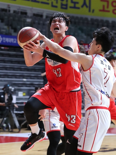 골밑 돌파를 시도하는 오리온 이대성. [KBL 제공]