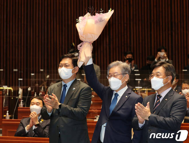 왼쪽부터 더불어민주당 송영길 대표, 이재명 후보, 윤호중 원내대표. © News1 이동해 기자