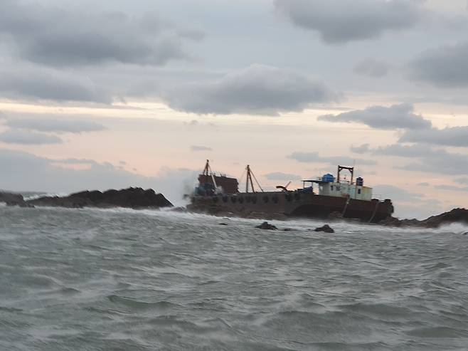보령 삽시도 인근 해상에서 표류 중 암초에 걸린 부선(보령해경 제공)© 뉴스1
