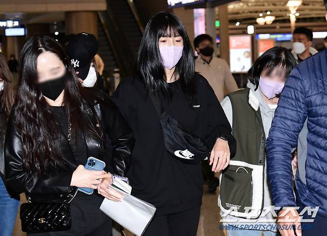 이재영-이다영 쌍둥이 자매는 아무런 답변도 하지 않고 그리스로 출국했다.