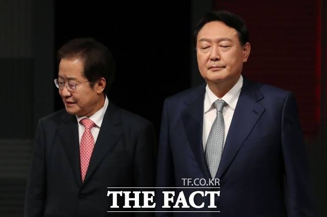 홍준표, 윤석열 국민의힘 대선 경선 후보가 15일 오후 서울 마포구 상암 MBC에서 국민의힘 대선 경선후보 일대일 맞수토론 전 포즈를 취하고 있다. /국회사진취재단