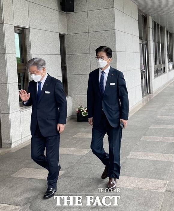 지난 12일 경기도의회에서 열린 제355회 임시회 제2차 본회의에 출석하기 위해 이동하던 이재명 경기도지사가 취재진이 질문 하자 답변 거부 의사를 내비치며 손을 들어 올리는 모습. /수원=곽현서기자