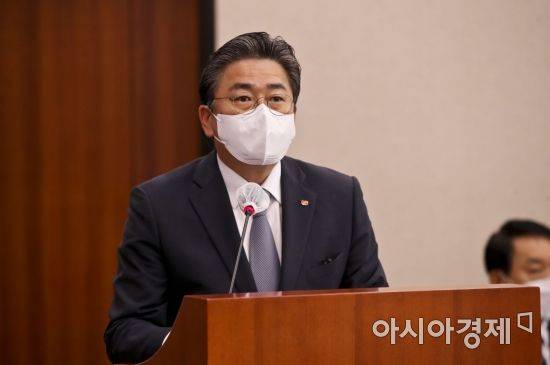 정승일 한국전력공사 사장이 12일 국회에서 열린 국회 산업통상자원중소벤처기업위원회의 한국전력공사 등에 대한 국정감사에 출석, 업무보고를 하고 있다./윤동주 기자 doso7@