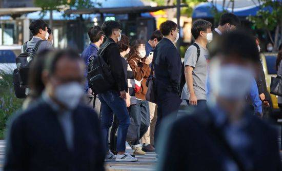 시나브로 찾아온 가을, 길어진 옷차림
    (서울=연합뉴스) 김도훈 기자 = 13일 오전 서울 세종로사거리에서 긴소매 차림의 시민들이 횡단보도에서 신호를 기다리고 있다. 2021.10.13