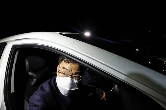 대장동 개발 로비·특혜 의혹의 핵심 인물인 화천대유자산관리(화천대유) 대주주 김만배 씨가 구속영장이 기각되자 15일 경기도 의왕 서울구치소를 나와 차량에 탑승하고 있다. /연합뉴스