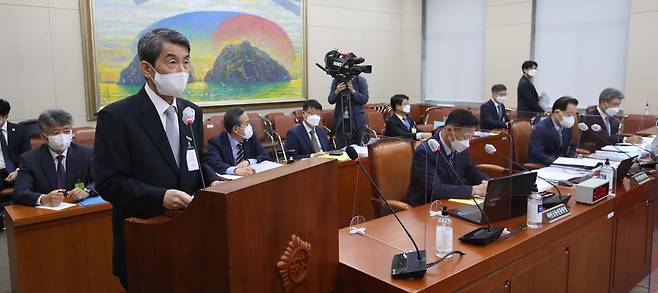 이동걸 산업은행장이 15일 서울 여의도 국회에서 열린 정무위원회 국정감사에서 업무보고를 하고 있다./국회사진기자단