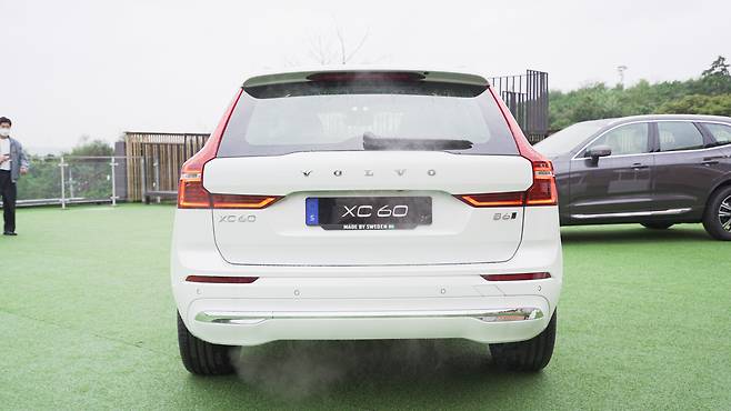볼보자동차 XC60 부분변경 모델 후면. 사진은 B6모델이며, B5와 B6 모델의 외관 디자인은 동일하다. /이재훈 PD