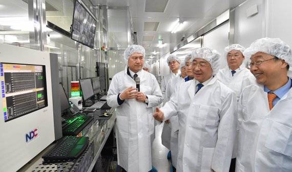 홍남기 부총리 겸 기획재정부 장관이 20일 안산 소재 율촌화학 기술연구소에서 ‘제2차 소재 부품 장비 경쟁력위원회’를 주재, 생산설비를 시찰하며 관계자의 설명을 듣고 있다.