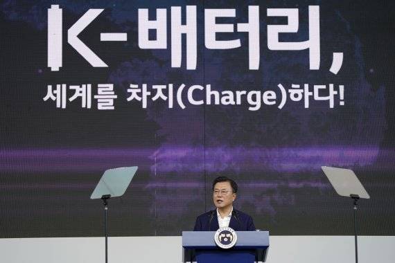 문재인 대통령이 지난 7월 8일 충북 청주시 LG에너지솔루션 오창 제2공장에서 열린 K-배터리 발전전략 보고 'K-배터리, 세계를 차지(charge)하다'에서 발언하고 있다. 뉴시스