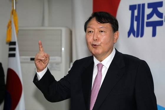 윤석열 국민의힘 대선 경선 후보가 13일 오후 제주시 연동 국민의힘 제주도당사에서 열린 국민캠프 제주 선거대책위원회 임명장 수여식에서 발언하고 있다. 뉴스1