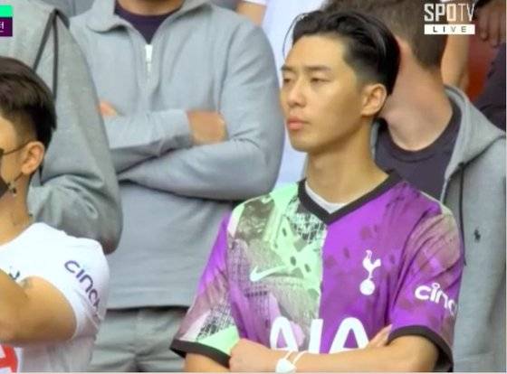 배우 박서준씨가 지난달 27일 영국 런던의 에미레이츠 스타디움에서 손흥민 선수의 축구 경기를 마스크 없이 관람하고 있는 모습. [사진 SPOTV 중계 캡처]