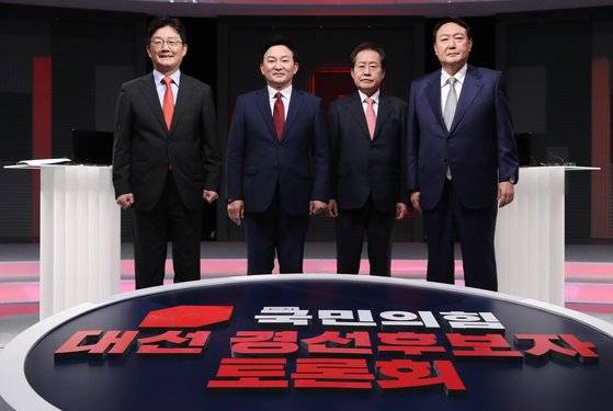 국민의힘 유승민(왼쪽부터), 원희룡, 홍준표, 윤석열 대선 예비후보가 지난 15일 저녁 서울 마포구 상암동 MBC 사옥에서 열린 '1대1 맞수토론'에 앞서 포즈를 취하고 있다. 연합뉴스