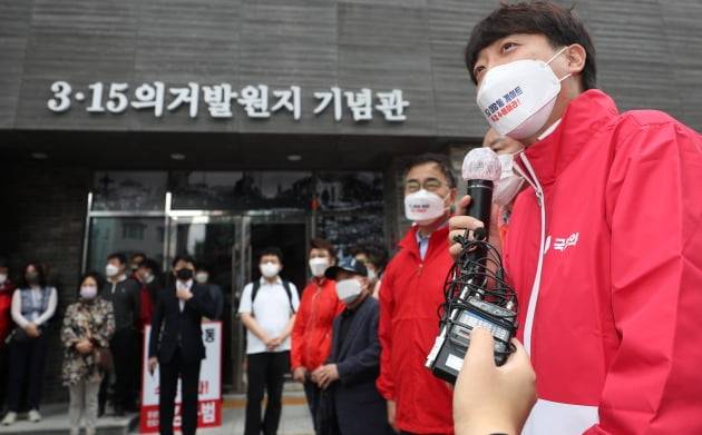 '이재명 대장동 게이트 특검 촉구 도보 1인 시위'에 나선 국민의힘 이준석 대표가 16일 경남 창원시 마산합포구 오동동 3·15의거 발원지에서 발언하고 있다. 연합뉴스
