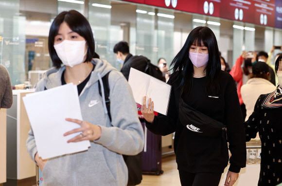 학창 시절 폭력(학폭) 가해 논란에 휩싸인 배구선수 이재영·이다영 자매가 16일 오후 그리스 리그 PAOK 테살로니키 구단에 합류하기 위해 인천국제공항 제1터미널에서 출국장으로 이동하고 있다./사진=연합뉴스